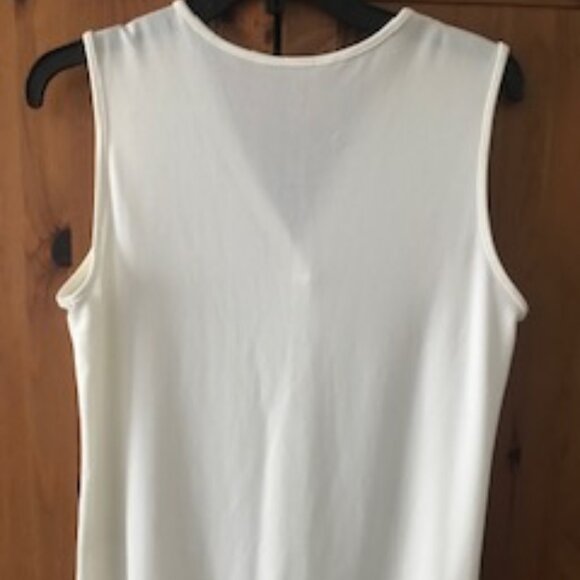 White sleeveless top, size M, Excellent condition ! - Picture 3 of 5